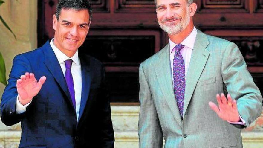 El presidente del Gobierno español, Pedro Sánchez, con el rey Felipe de Borbón.