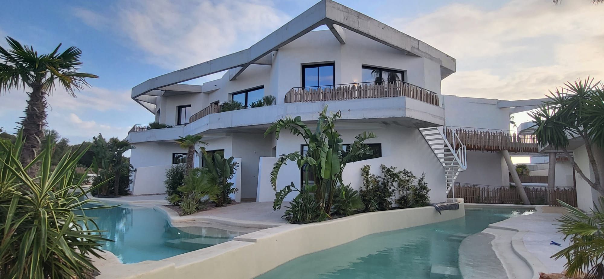 Lo rompedora piscina Mediterranean Sea, diseñada por una constructora donostiarra, para un hotel en Menorca