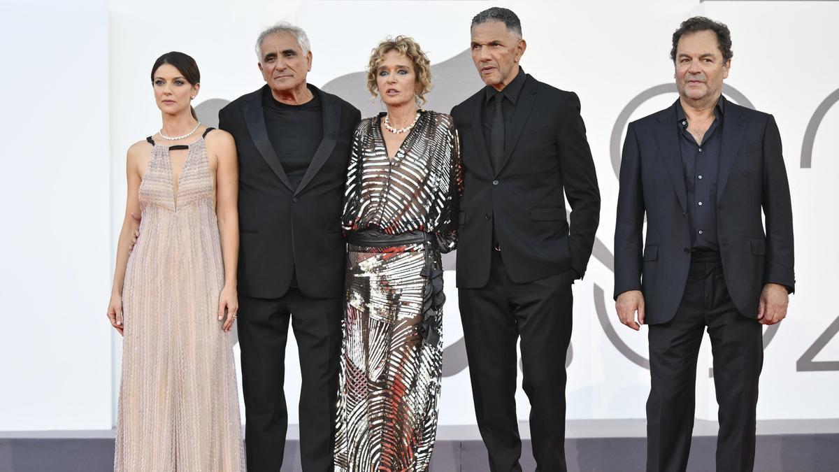 El equipo de &#039;Elisa&#039; posa en la alfombra roja del Festival de Venecia durante la presentación de la película.
