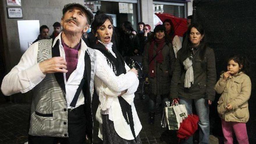 Una pareja de actores protagonizan una obra de teatro en la calle. Foto: Oskar Montero