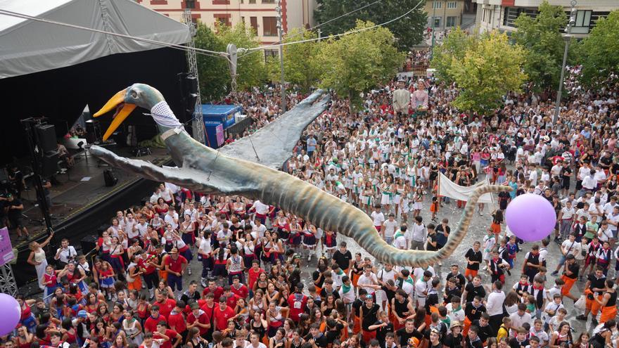 Amurrio sucumbe al calor de la fiesta de mano del Iguarrako y sus seis cuadrillas