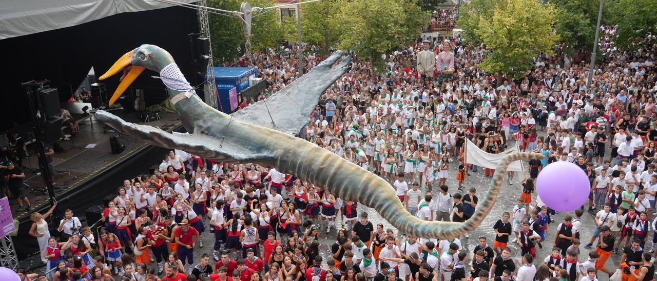 En imágenes: La bajada de Iguarrako enciende la fiesta en Amurrio