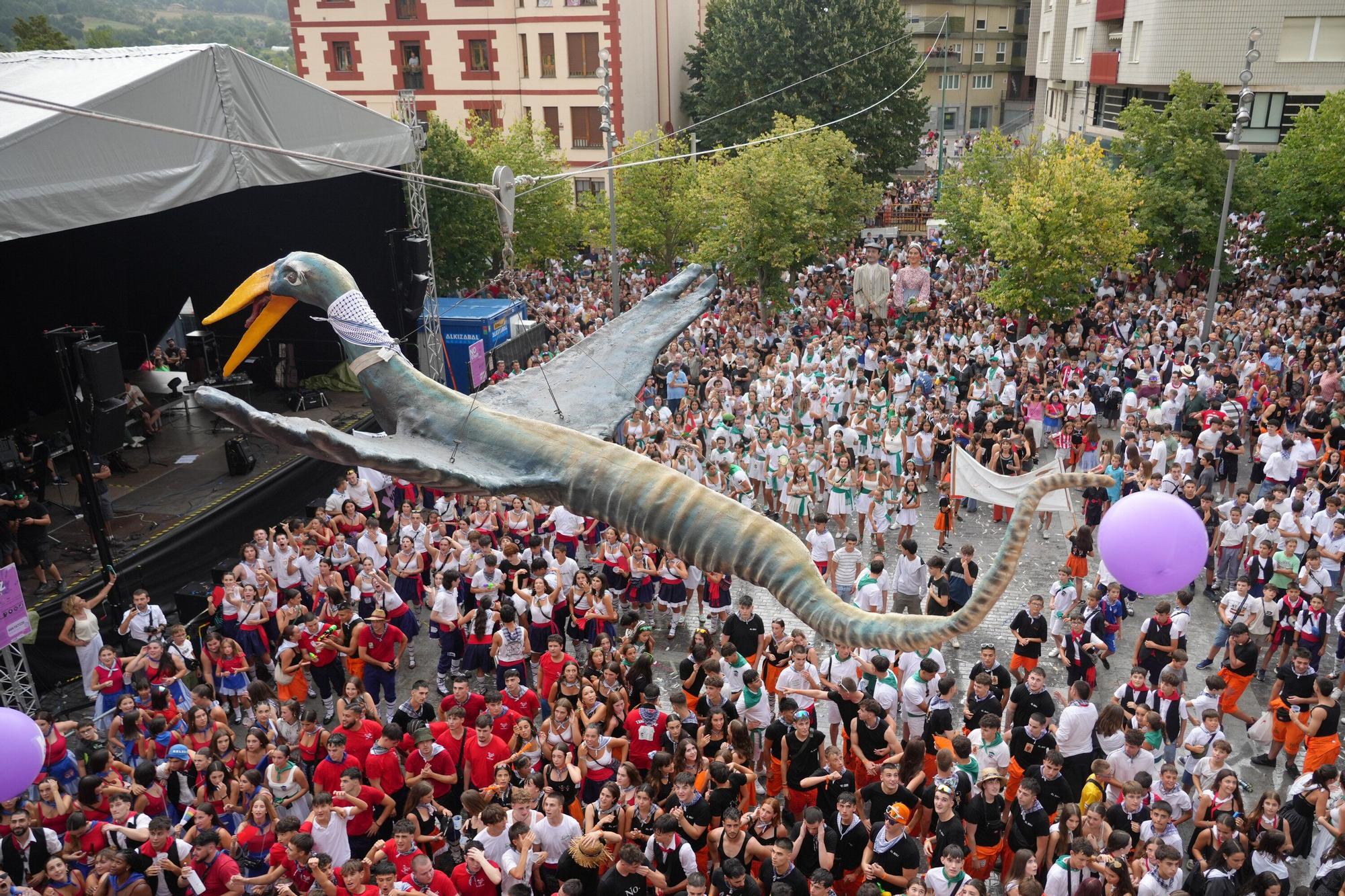 En imágenes: La bajada de Iguarrako enciende la fiesta en Amurrio