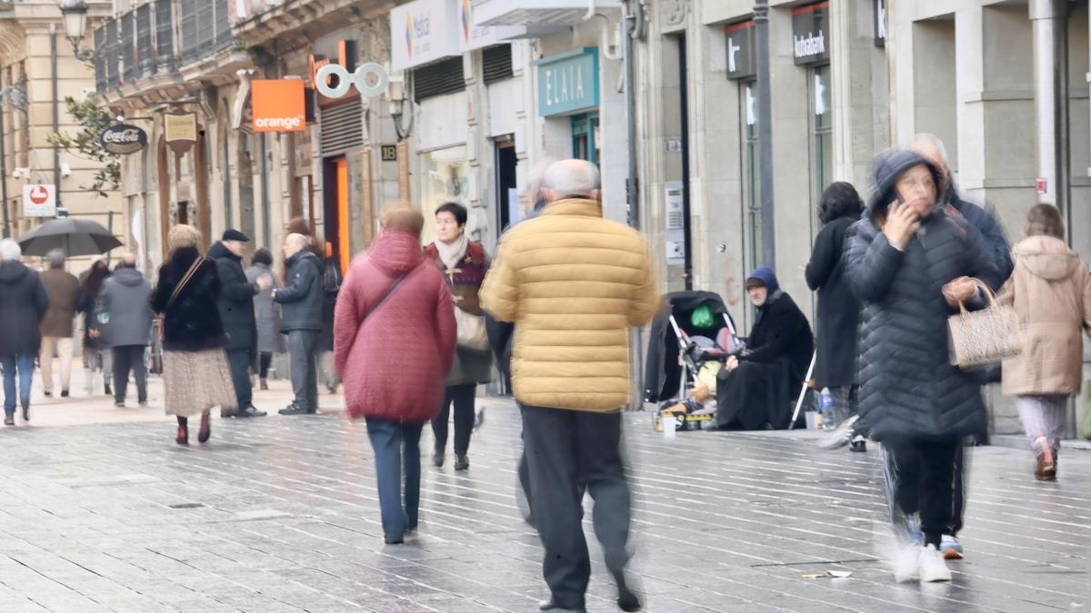 Tránsito de personas por el centro de la ciudad.