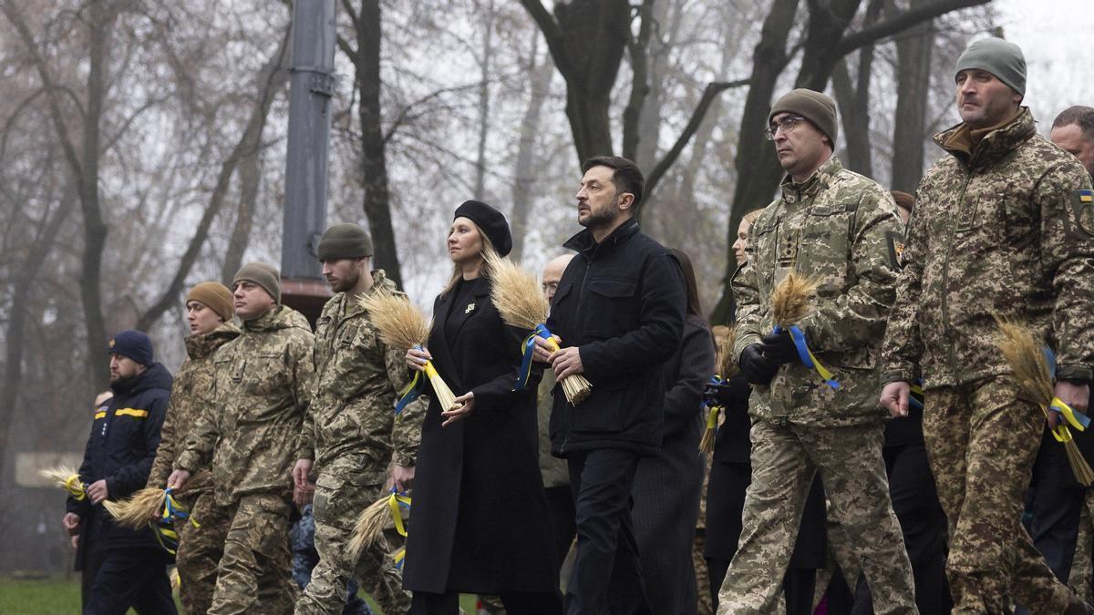 Zelenski junto a su mujer, Olena Zelenska, durante una ofrenda a las víctimas del Holodomor  el pasado 22 de noviembre.