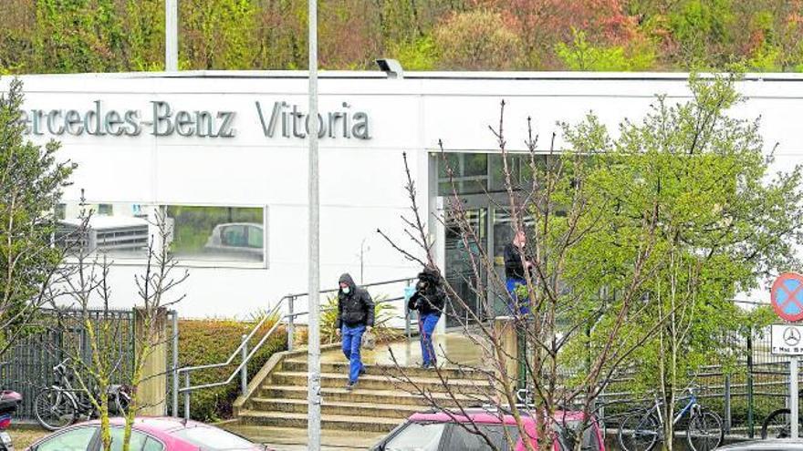 Dos trabajadores de Mercedes Benz abandonan ayer la planta de Gasteiz con marcarillas. Foto: Efe