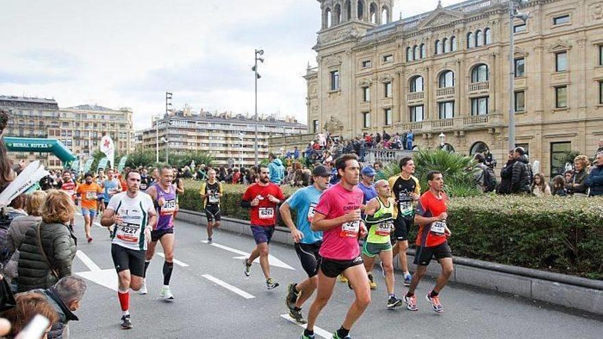 Un grupo de corredores durante la edición de 2014 de la carrera Behobia-San Sebastián