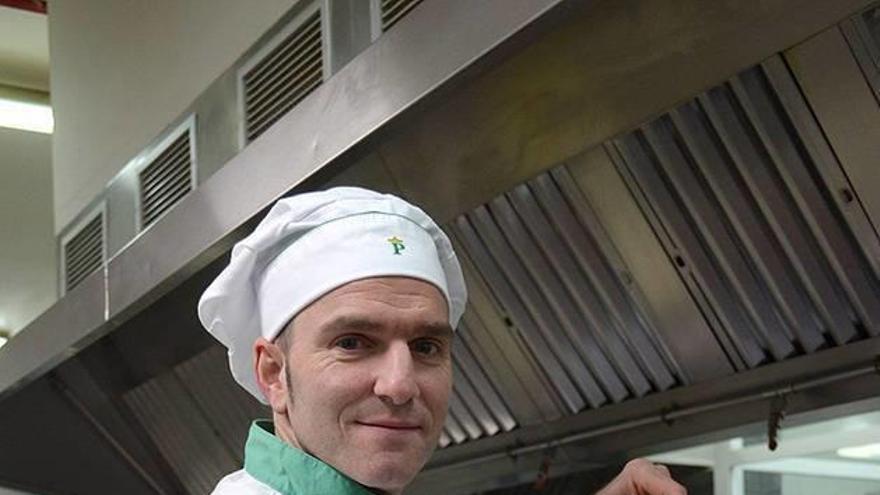 Abel Llorente Abaurre, segundo jefe de cocina del Parador de Olite, posa con su pincho elaborado a partir de productos navarros.