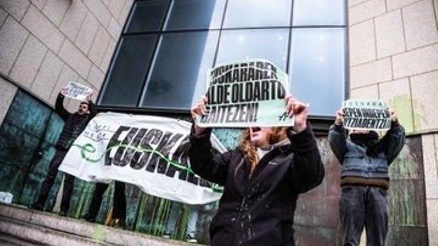Arrojan pintura e impiden la entrada a los juzgados de Donostia en una concentración en favor del euskera