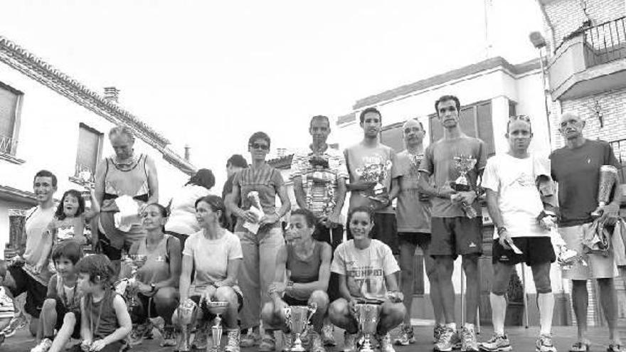 Los ganadores de las distintas categorías, luciendo con orgullo sus trofeos.