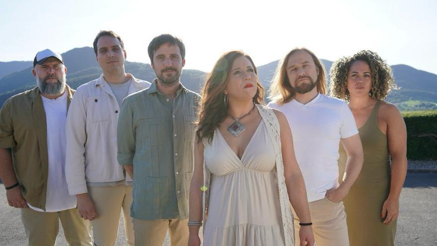 Ane Goienetxe junto al resto del grupo: Endika (guitarra), Unai (guitarra), Amaia (teclista), Ander (batería) y Niki (bajo), músicos que le acompañan en este proyecto de vida