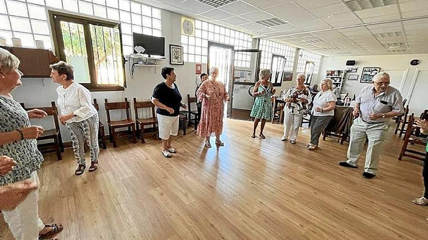 Abanto repara el hogar de jubilados de Sanfuentes de la mano de los usuarios