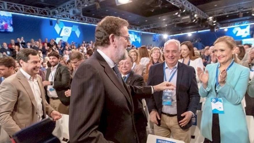 El presidente del Gobierno, Mariano Rajoy, saluda a la presidenta de la Comunidad de Madrid, Cristina Cifuentes, al comienzo del acto de clausura de la Convención Nacional del PP