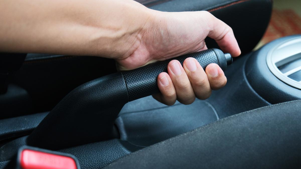 La clásica pero cada vez menos habitual palanca del freno de mano.