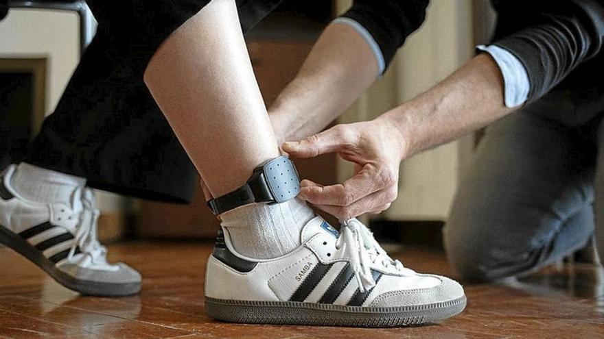 Crece la polémica por el fallo en las pulseras telemáticas que llevan los maltratadores