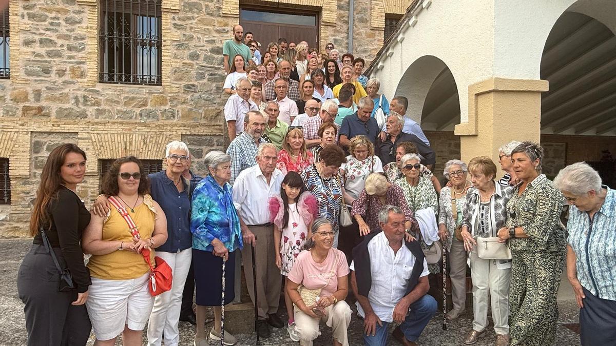Vecinos del barrio de la Magdalena de Pamplona, en la celebración de su día.
