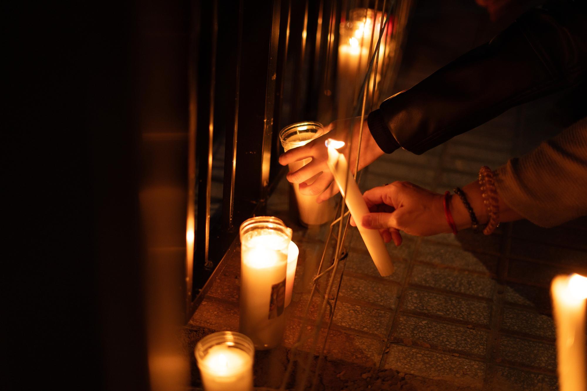 En imágenes: Decenas de velas en la rambla del Poyo homenajean a los fallecidos en la dana