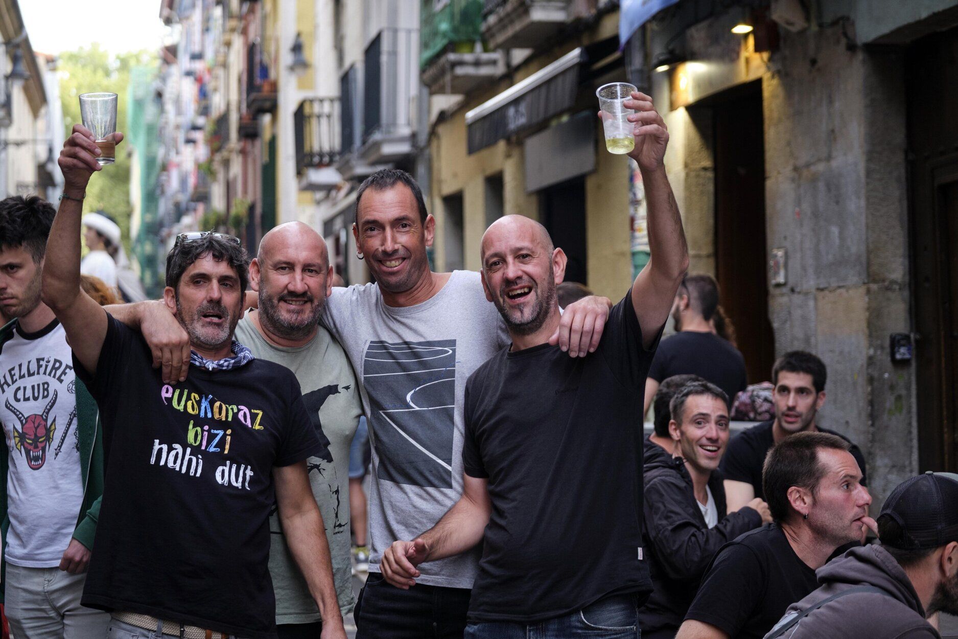 Buen ambiente y mucha fiesta, en las calles del Casco Viejo.