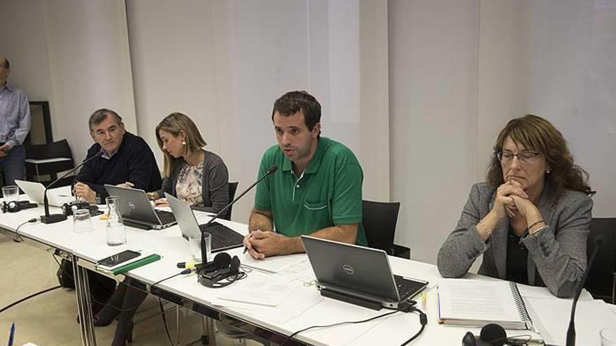 El recién elegido vicepresidente de la MCP, Iñaki Zubicaray (EH Bildu), la gerente, Amparo Miqueleiz, el presidente del ente comarcal, Aritz Ayesa (EH Bildu) y la secretaria, Maite Donázar, ayer en la asamblea.