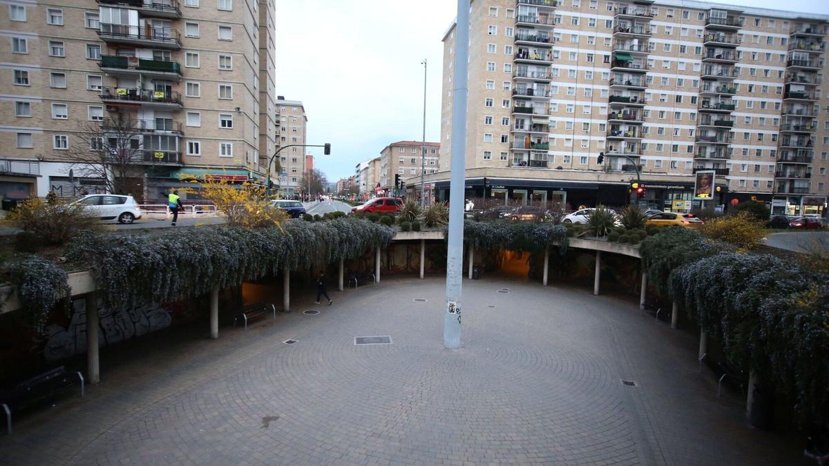 Imagen de la rotonda de San Jorge, con los coches y los túneles inferiores.