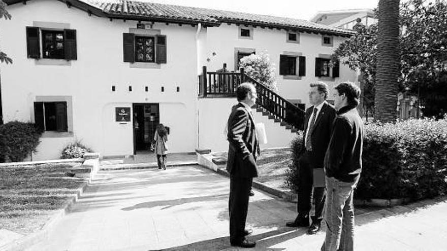 El alcalde posó ayer delante del edificio que alberga el servicio municipal Getxolan.
