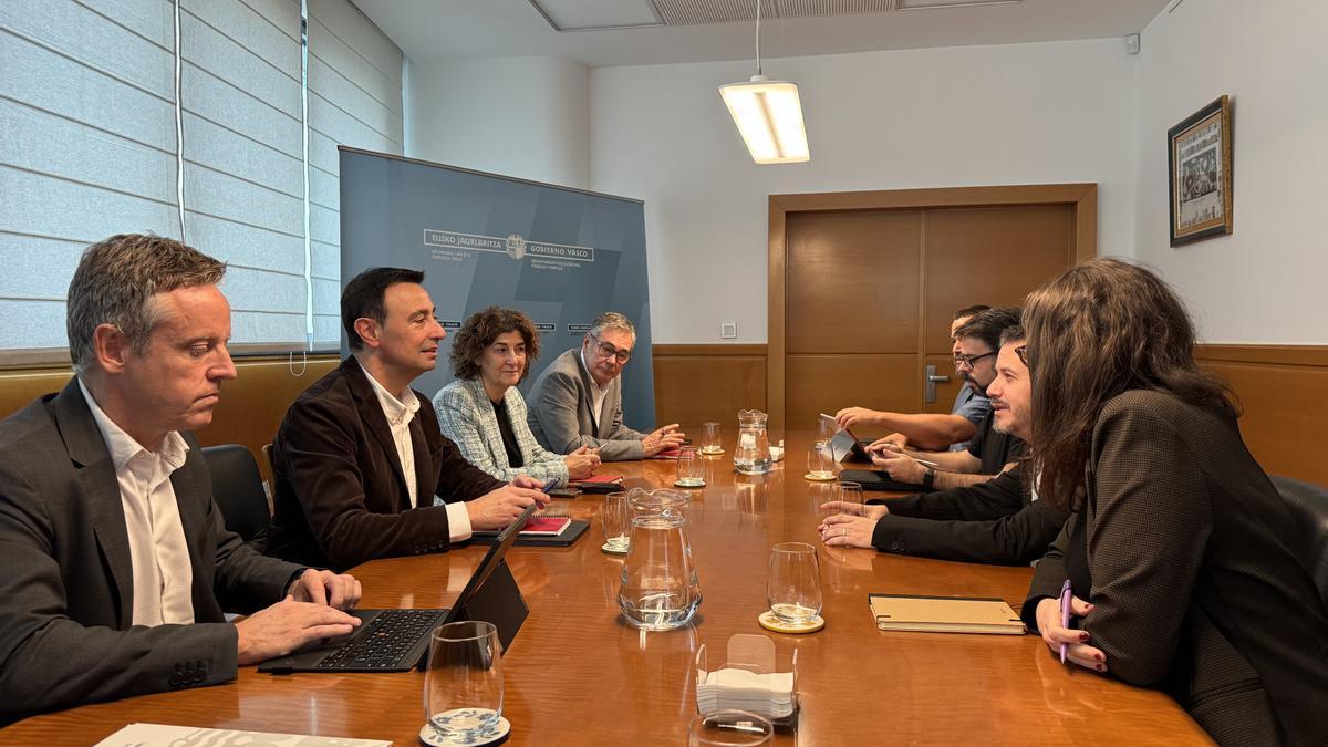Reunión del vicelehendakari y consejero de Economía, Trabajo y Economía, Mikel Torres con los agentes sociales