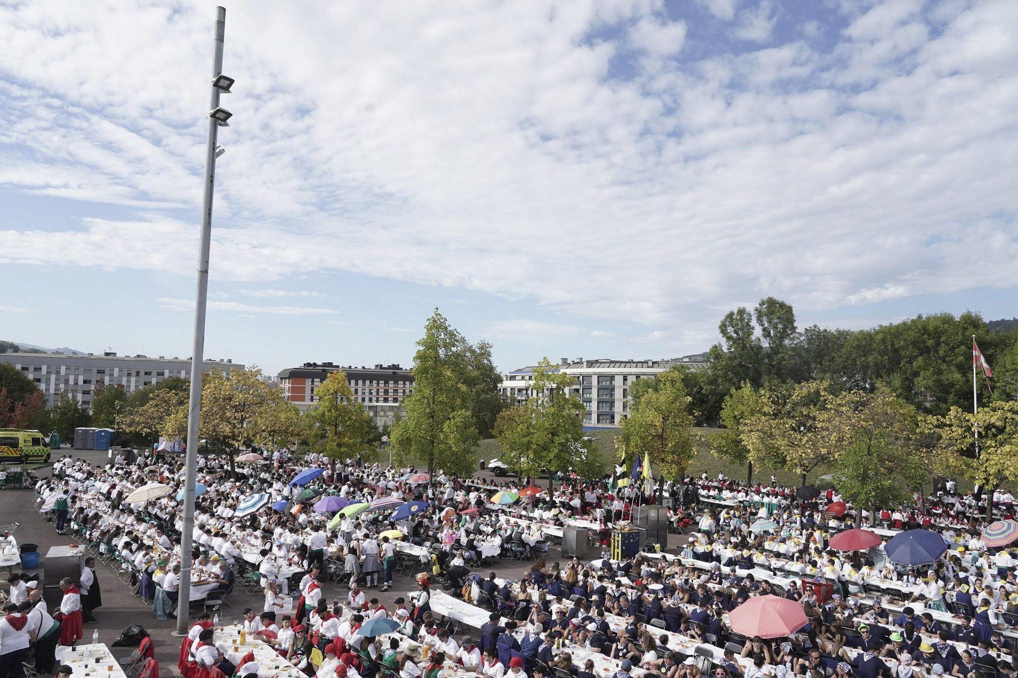 Más de 3.600 personas en la comida de cuadrillas de Basauri: “Es es indescriptible, se nos está yendo de las manos”