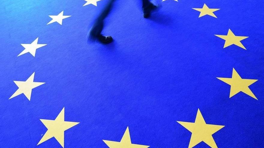 EPA9998. BERLIN (ALEMANIA), 26/05/2019.- Un hombre camina en Berlín por una alfombra con el logo de Europa, este domingo durante la jornada electoral al Parlamento Europeo. EFE/CLEMENS BILAN