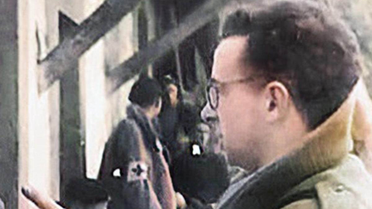 El comandante Saseta horas antes de morir en Areces.