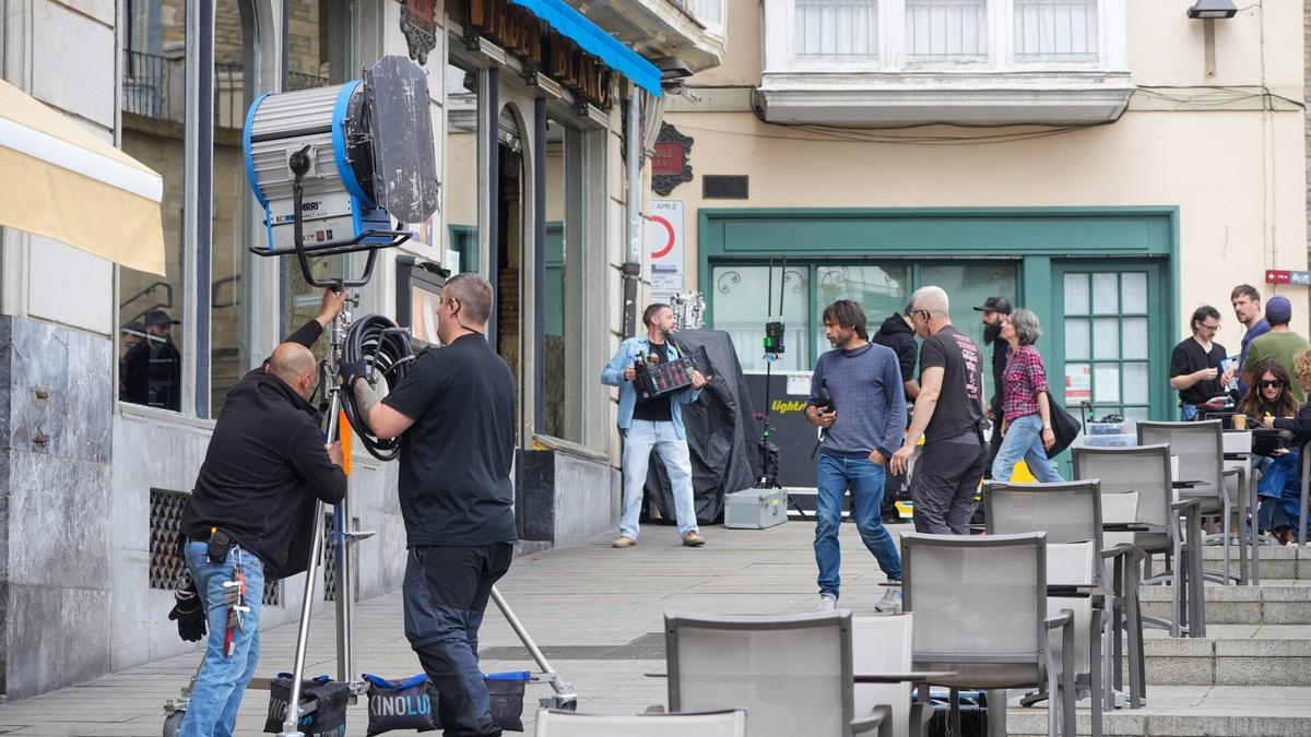 Un rodaje en la plaza de la Virgen Blanca.