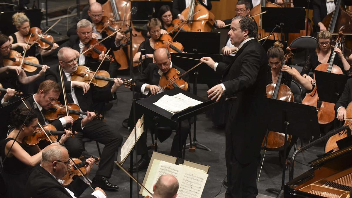 Imagen de un concierto dirigido por Juanjo Mena en el Teatro Arriaga en 2017 con la filarmonica de la BBC.
