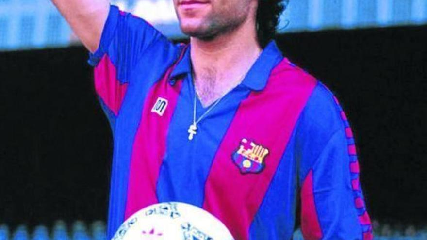 Hristo Stoichkov, en su presentación en el Camp Nou.