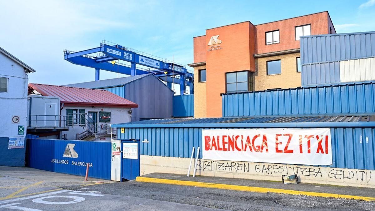 Una pancarta recoge la demanda de los trabajadores para no cerrar Astilleros Balenciaga.