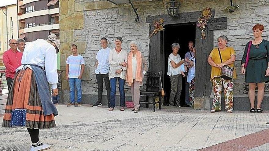 Una dantzari del grupo Irrintzi baila el aurresku a la viuda de José Mari Busca Isusi, Carmen Agirre.