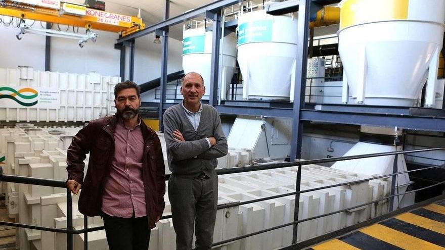 Ángel Álvarez, jefe de recogida de la MCP, y Luis Hualde, de FCC, frente a los tres ciclones tras la aspiración.