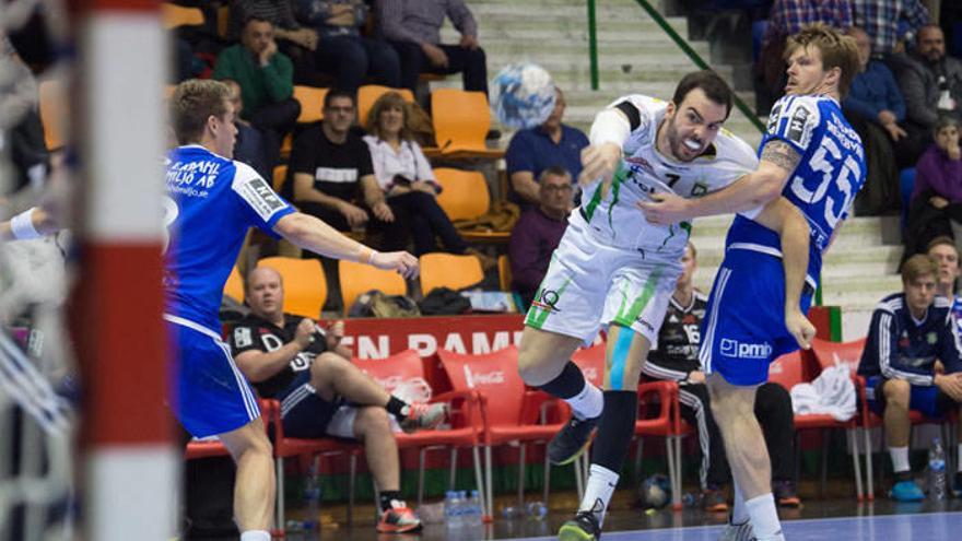 Costoya, autor de cinco goles. lanza a puerta ante la oposición de un rival.