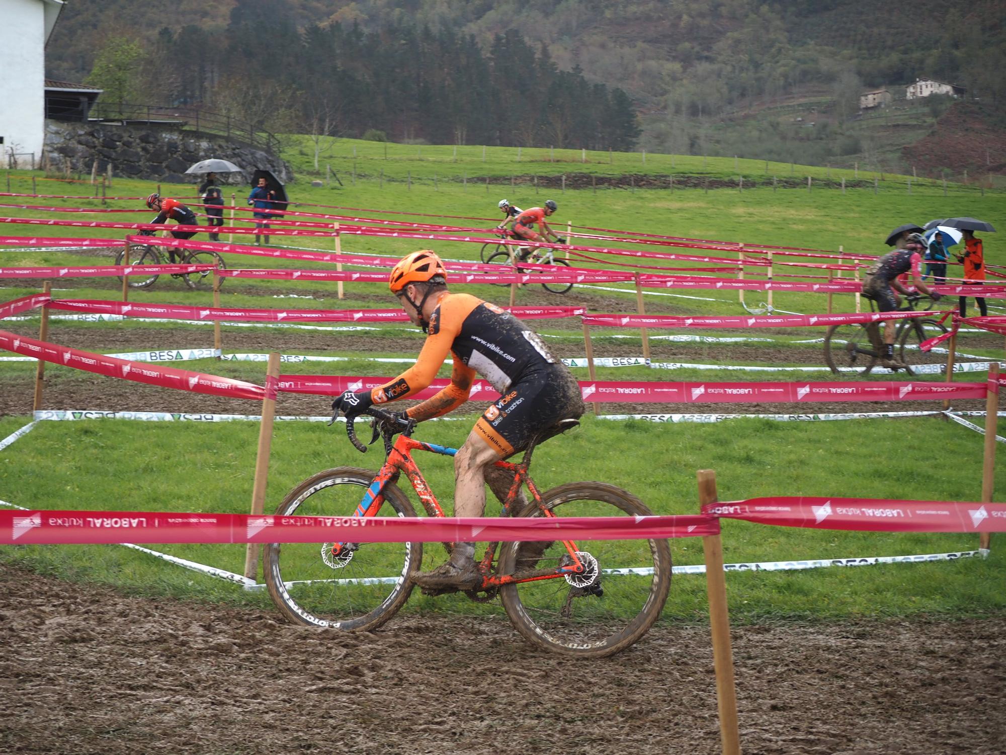 El barro se sumó al espectáculo de ciclocross en Elgoibar