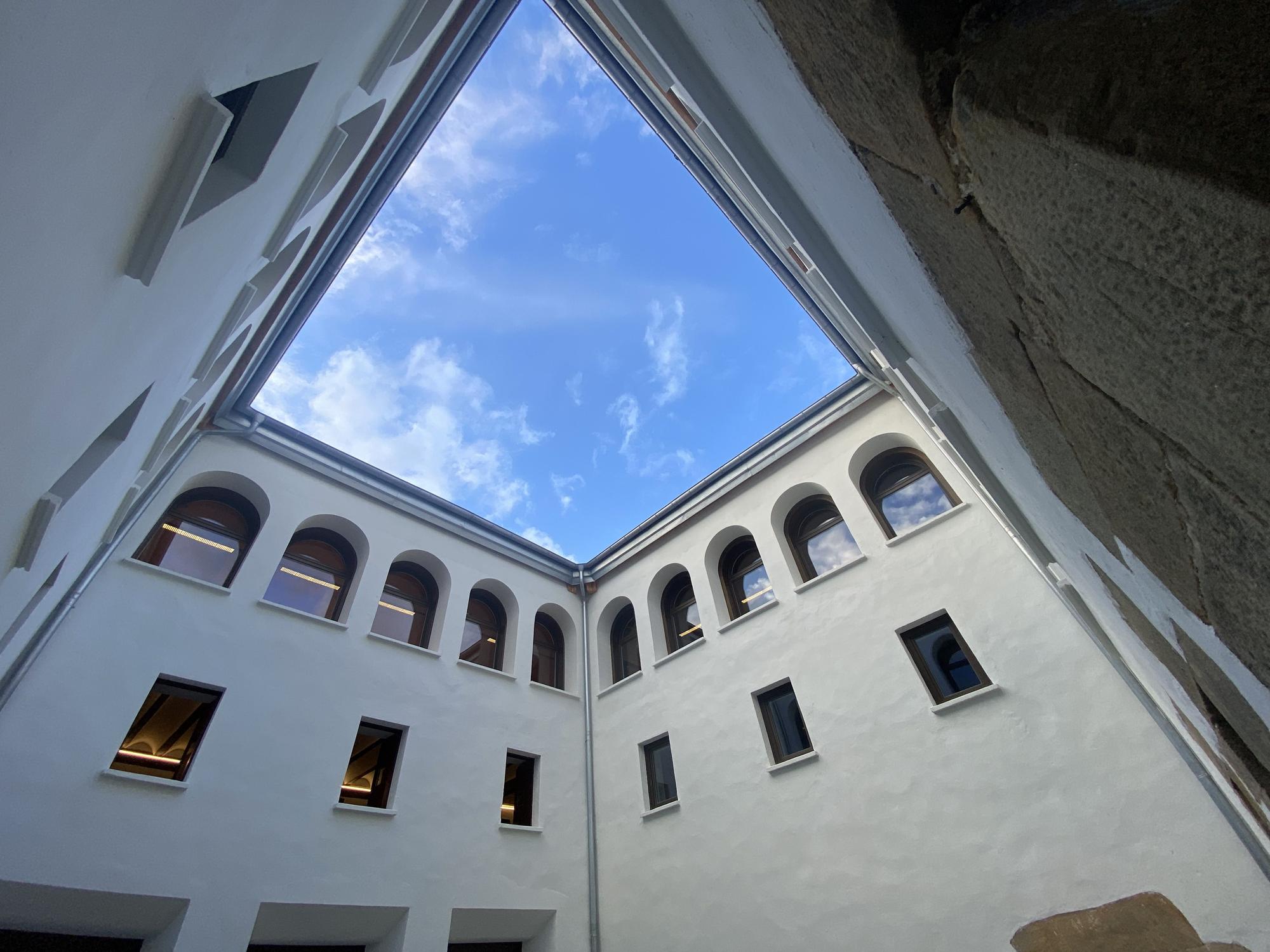 Imágenes de la inauguración de la nueva Casa de Cultura de Zumaia, con detalles del patrimonio conservado y la participación de la gente que acudió a la inauguración.