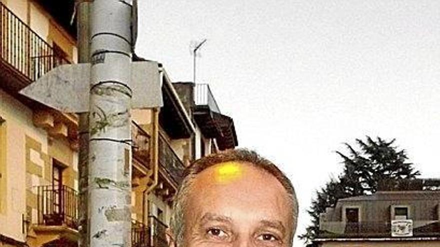 José Luis Paulín, médico y autor del libro.