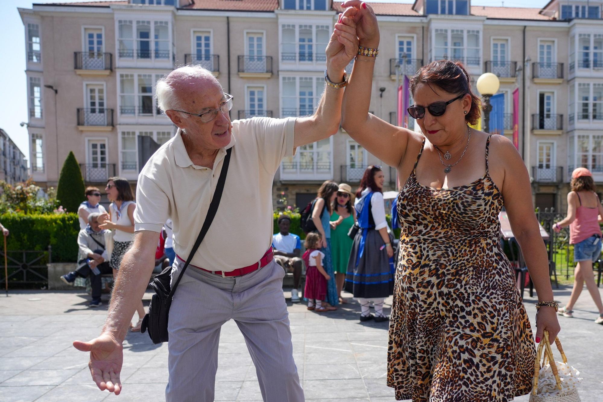 En imágenes: El meneíto veterano llena de bailables la plaza de la Provincia