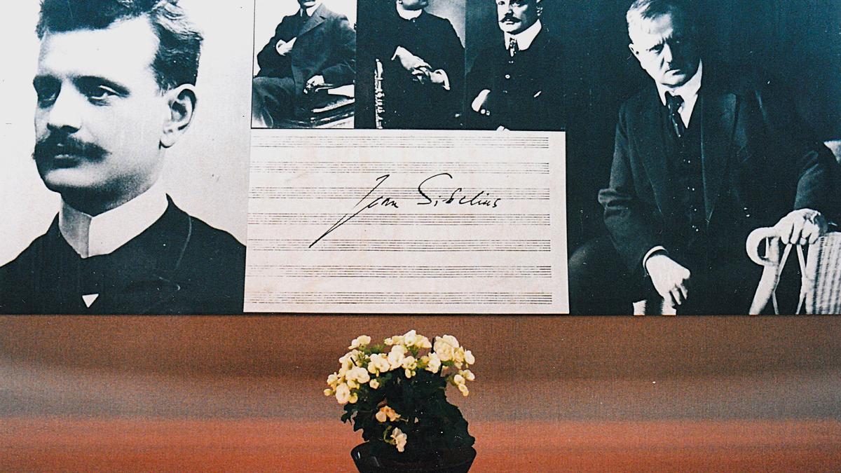 Fotos y autógrafo de Jean sobre el piano de su casa.