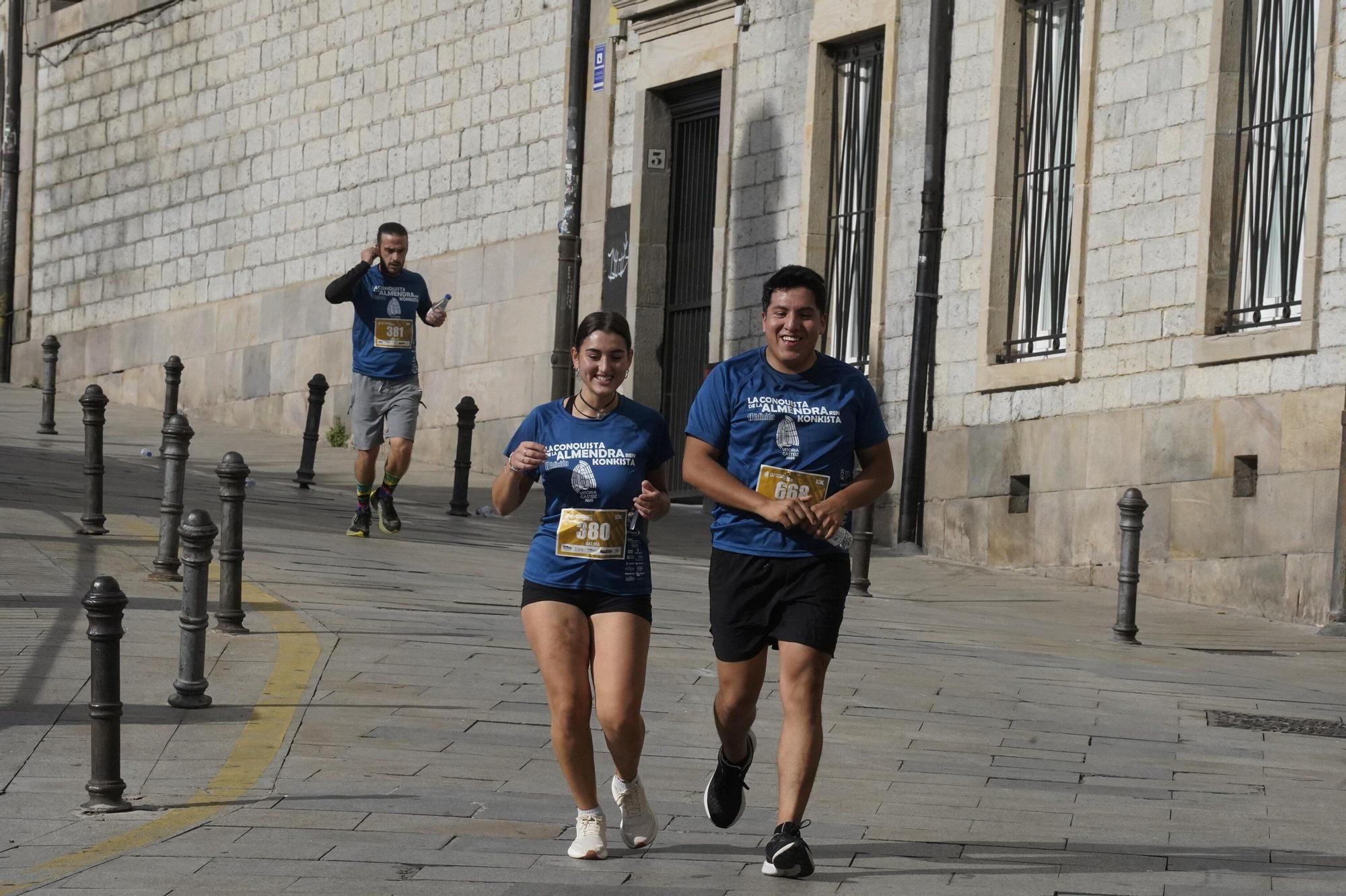 En imágenes: Miles de personas conquistan la Almendra de Gasteiz