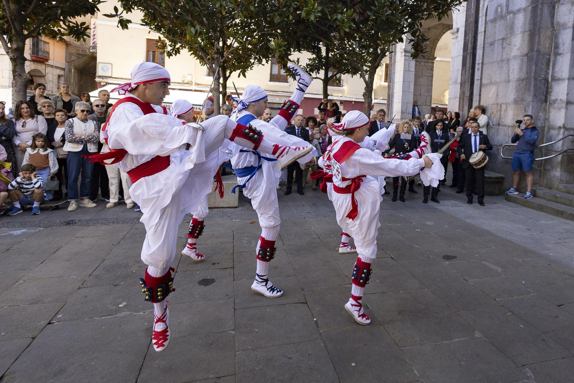 Elgoibar baila al ritmo de las espadas de la celebración de la Virgen del Rosario