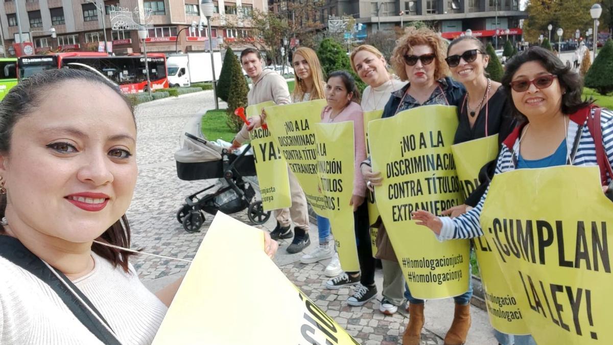 Unos 3.000 extranjeros se han organizado en la plataforma Homologaciones Justas Ya.