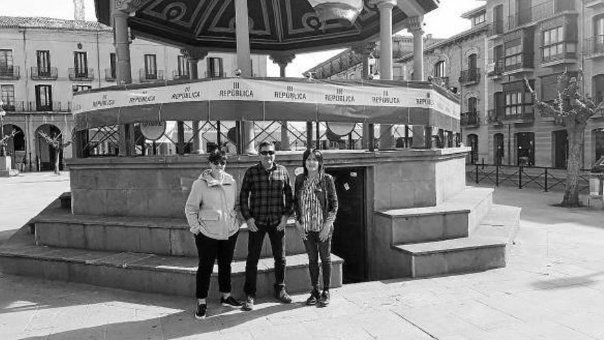 Goizeder Juango (IT), Pedro Leralta (EH Bildu) y Soko Ojer (I-E), en la plaza de Navarra.