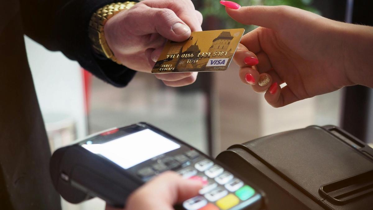 Imagen de recurso de una persona mientras realiza un pago