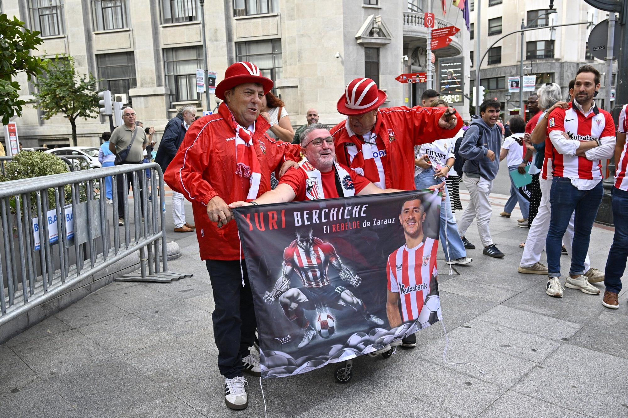 Aficionados esperan en el Carlton la llegada del Athletic