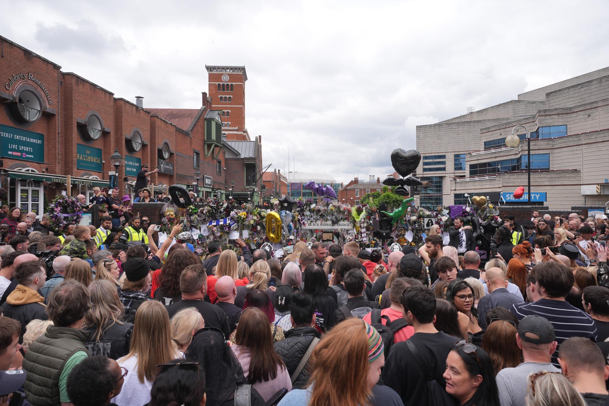 Multitudinario funeral de Ozzy Osbourne en Birmingham