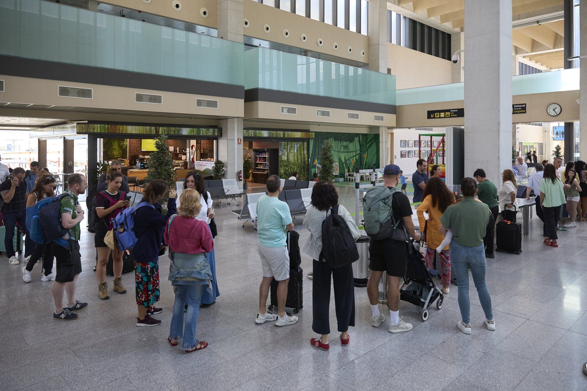 Fotos del inicio de las vacaciones de agosto en el aeropuerto de Noáin