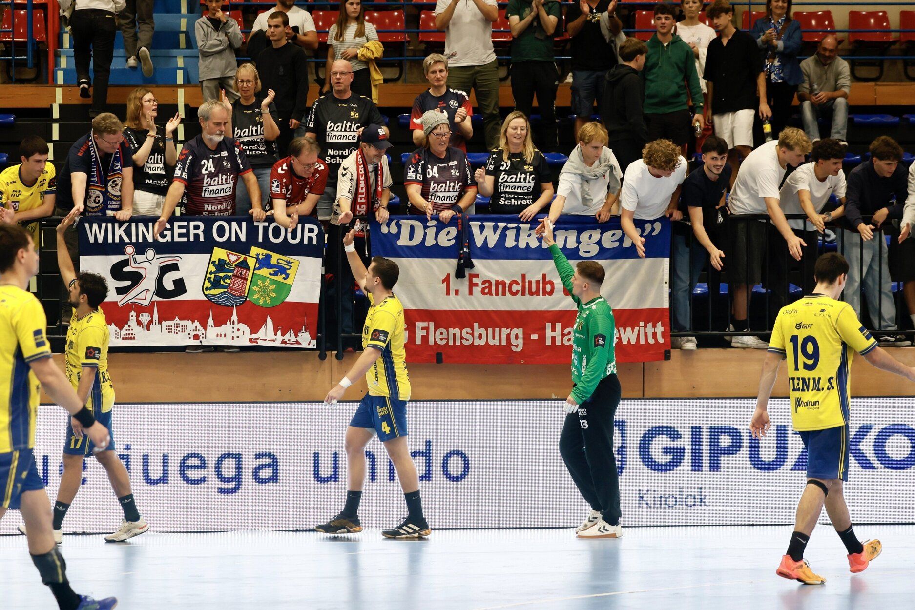 Los jugadores del Irudek Bidasoa Irun, tras el partido ante el Flensburg alemán